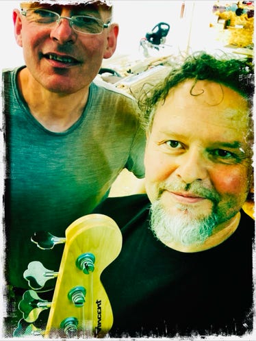 Lutz mit Johannes Pöhlmann (Vincent Bass Guitars)