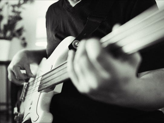 Hand mit Vincent Fretlessbass